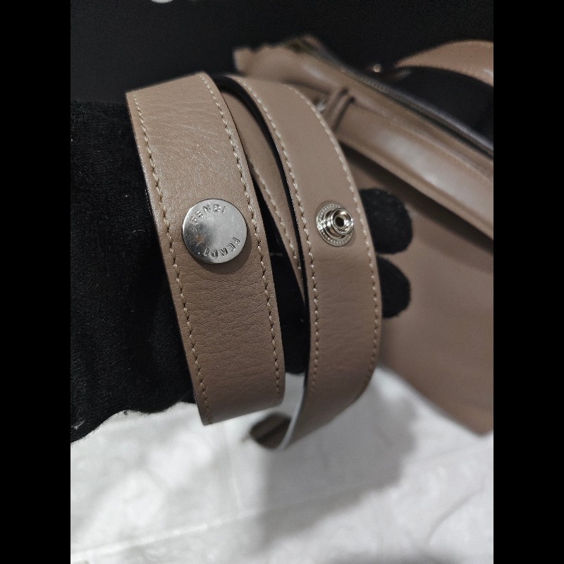 Fendi By The Way
中號手袋,棕色小牛皮-25