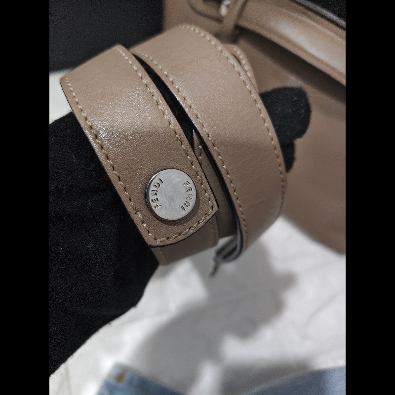 Fendi By The Way
中號手袋,棕色小牛皮-26