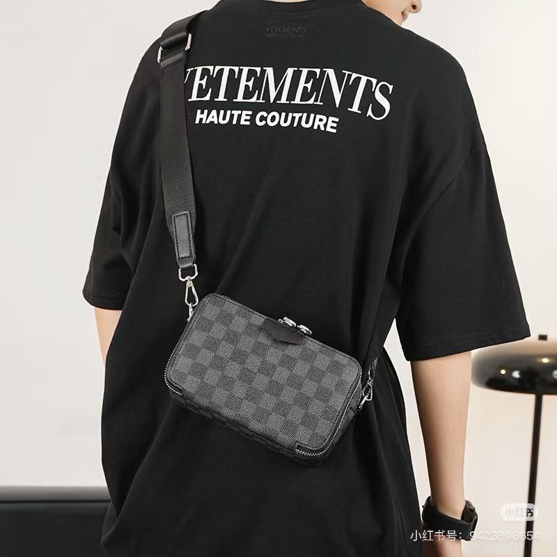 LV 黑棋盤格相機包 芯片款 18*11*6 99新配件塵袋 肩帶-0