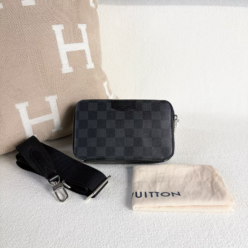 LV 黑棋盤格相機包 芯片款 18*11*6 99新配件塵袋 肩帶-1