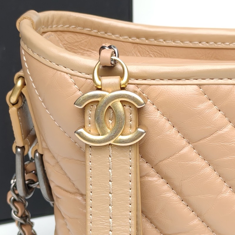 CHANEL GABRIELLE流浪小號奶茶色牛皮29開V紋肩背包-4