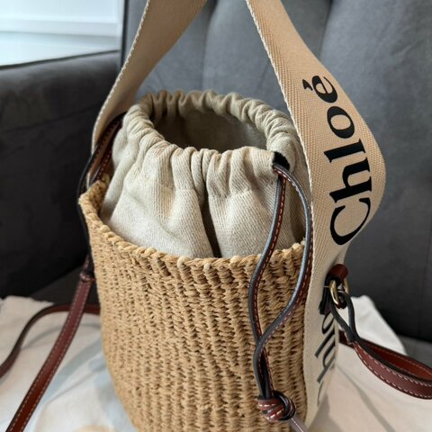 Chloe' Woody草編束口手提斜背兩用水桶包