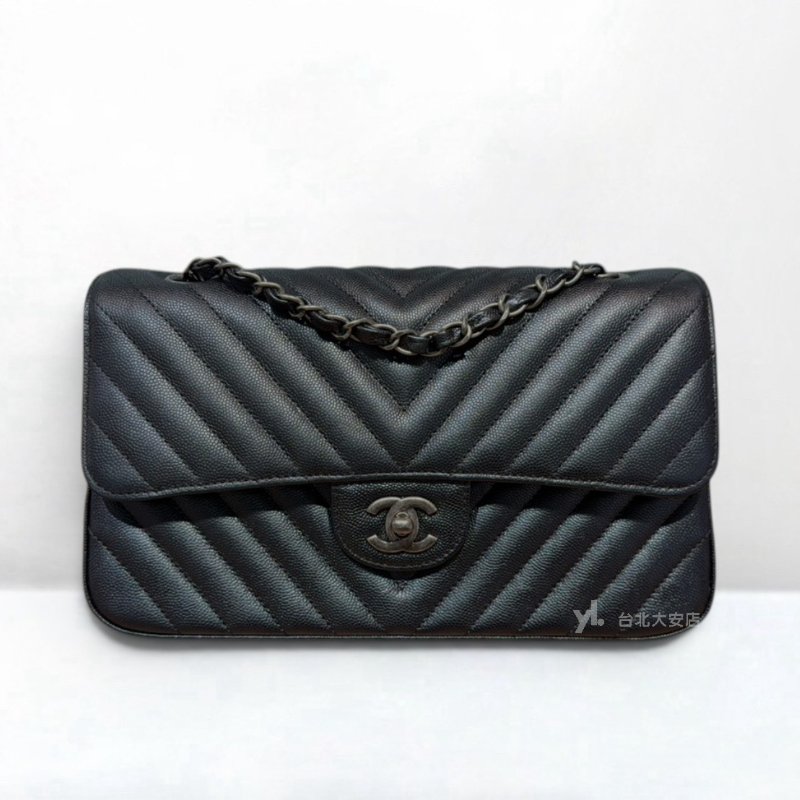 A13223-CHANEL COCO25炫彩荔枝牛皮山形紋復古銀釦口蓋包A01112-0