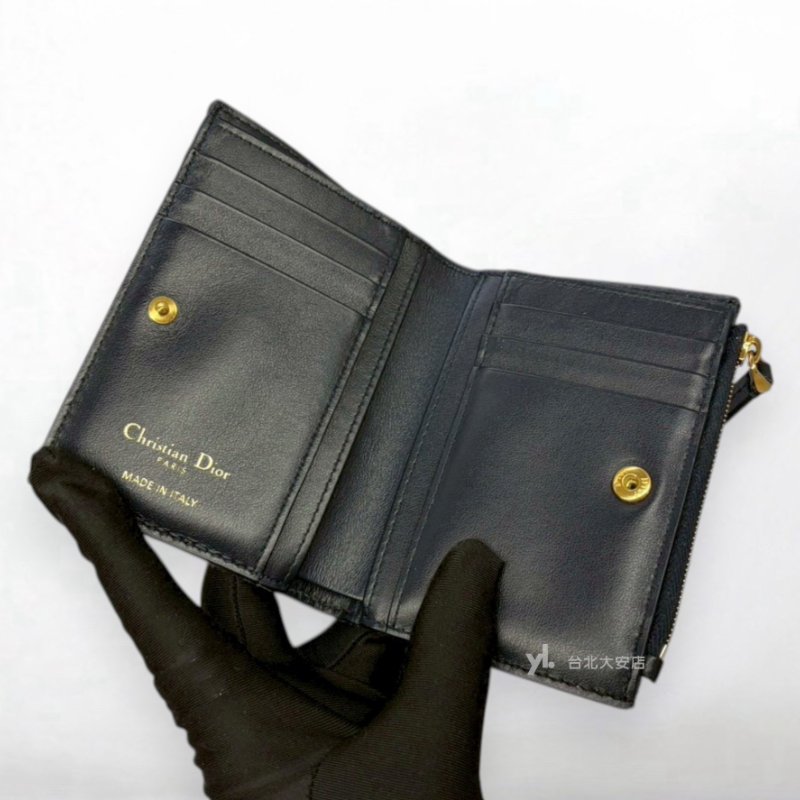 A13237-DIOR 30 Montaigne Dahlia 老花刺繡對開短夾S2197UTZQ_M928-5