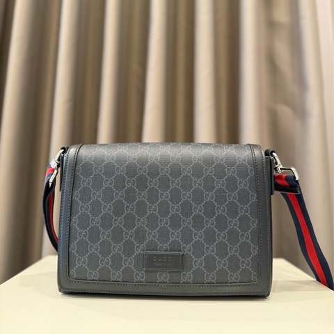 （極新甜價）Gucci GG Supreme黑灰帆布皮革掀蓋斜揹包