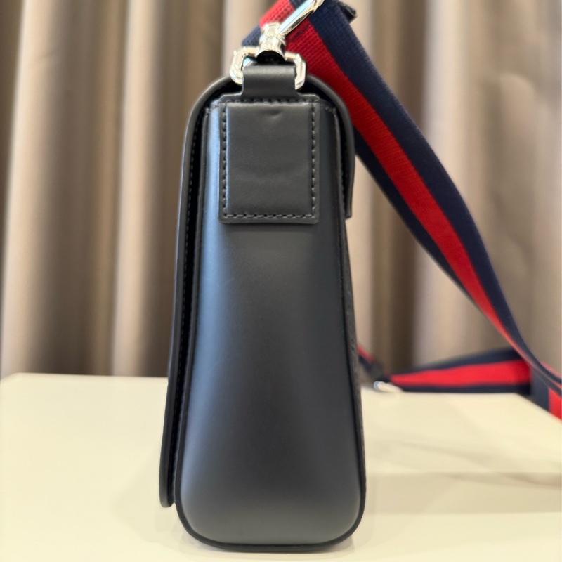 (極新甜價)Gucci GG Supreme黑灰帆布皮革掀蓋斜揹包-3