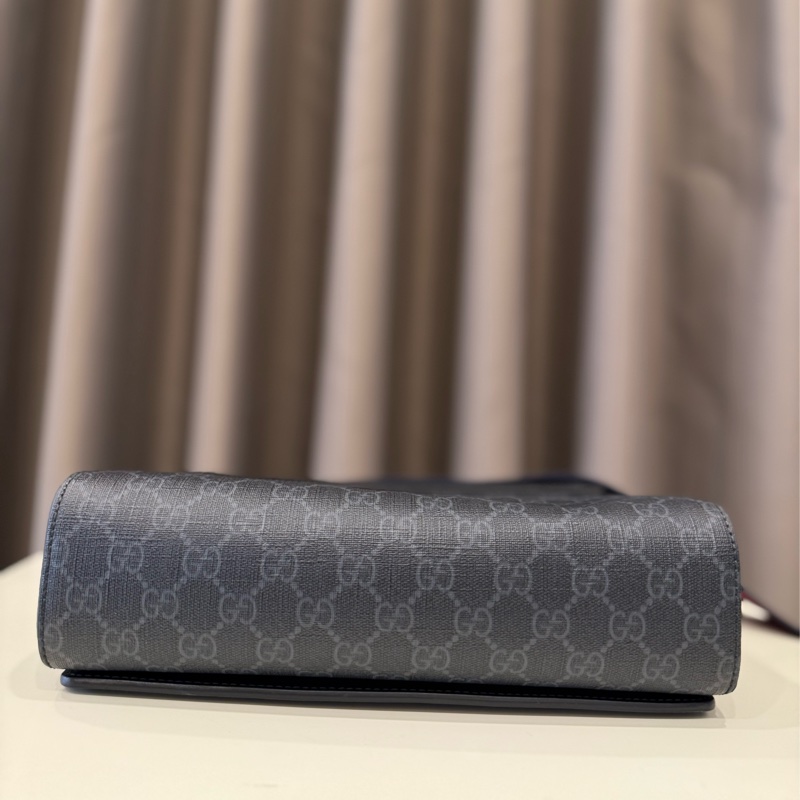 (極新甜價)Gucci GG Supreme黑灰帆布皮革掀蓋斜揹包-4