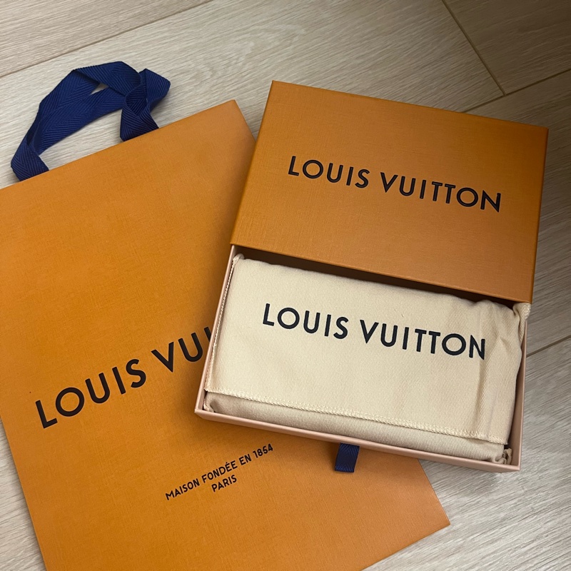 Louis Vuitton Sarah Wallet Monogram Reverse Giant Canvas M80726-4