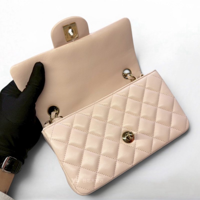 A13242-CHANEL MINI COCO 20 淡粉色羊皮淡金釦口蓋包A69900-5