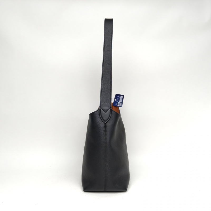 LOUIS VUITTON 黑色牛皮金扣晶片Lowkeyhobo側面鎖頭單肩包-1