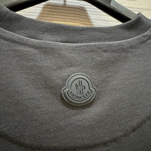 💎Han's house精品服飾💎 moncler 立體 LOGO 短 T 現貨 M ~ L 原價16000-2