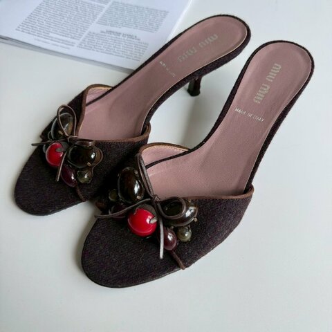 ◡̎ 復古ෆ可愛◡̎ MIUMIU黑色拚紅色高跟涼鞋35.5