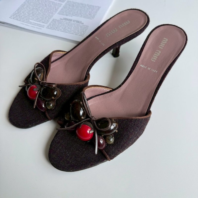 ◡̎ 復古ෆ可愛◡̎ MIUMIU黑色拚紅色高跟涼鞋35.5-0