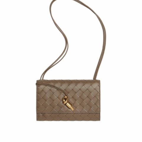 Bottega Veneta 女士 Andiamo 肩帶式收納袋均碼碼19cm*2cm*12.6cm