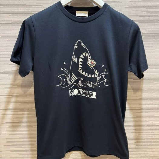 💎Han's house精品服飾💎 moncler 鯊 刺繡 短 T 現貨 青年款=男成人XS S 原價7900-0