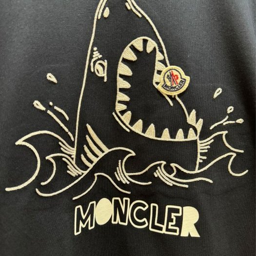 💎Han's house精品服飾💎 moncler 鯊 刺繡 短 T 現貨 青年款=男成人XS S 原價7900-3