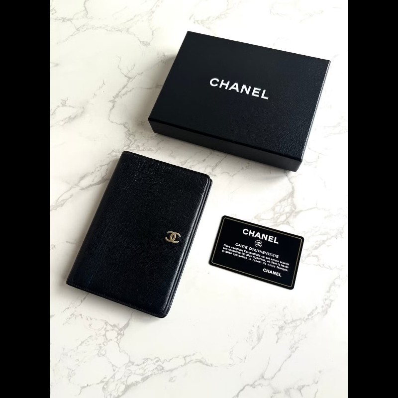 【LA LUNE】稀有中古二手Chanel黑色皮革中短夾旅行護照套錢包男女小手拿袋-1