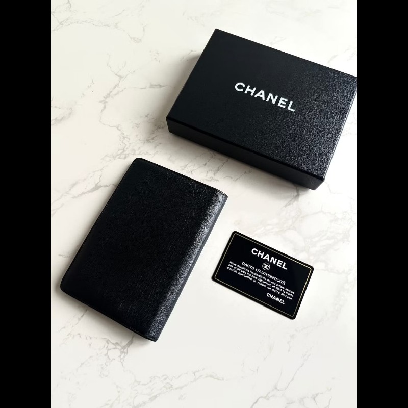 【LA LUNE】稀有中古二手Chanel黑色皮革中短夾旅行護照套錢包男女小手拿袋-8