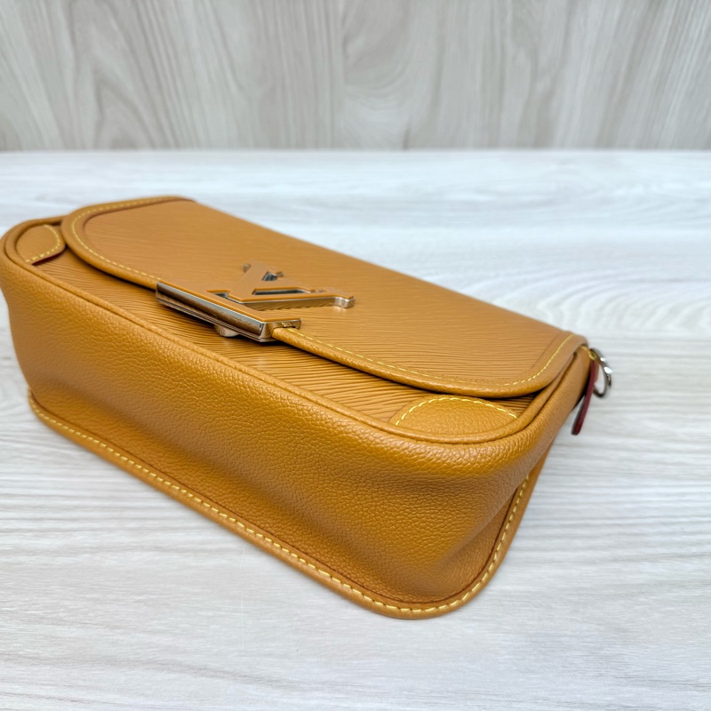 LV 💛EPI牛皮Buci法棍包M59459(超新-6