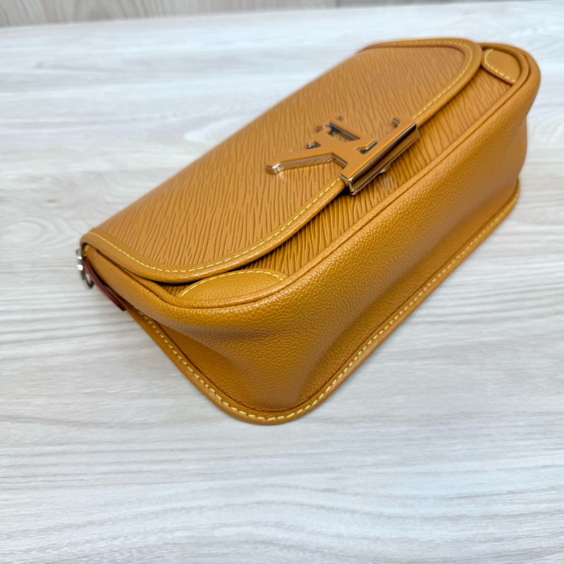 LV 💛EPI牛皮Buci法棍包M59459(超新-7