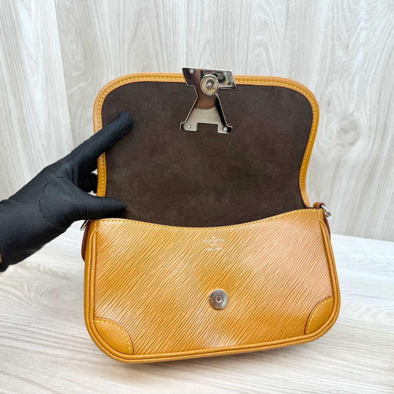 LV 💛EPI牛皮Buci法棍包M59459(超新-9