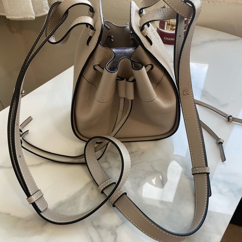 Loewe 浮雕字謎水桶包 Hammock吊床包mini 杏色
