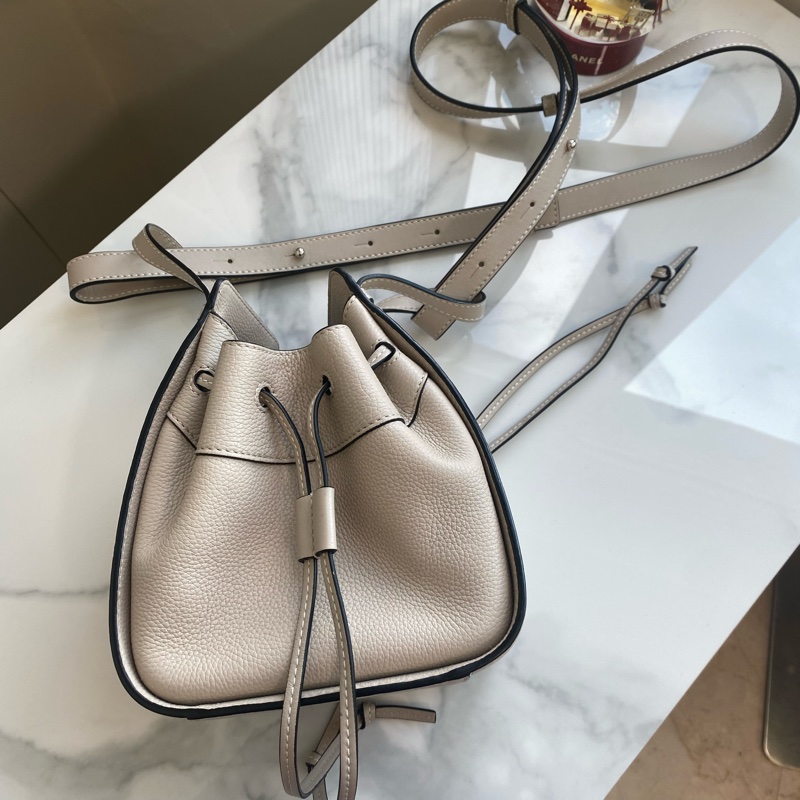 Loewe 浮雕字謎水桶包 Hammock吊床包mini 杏色-3