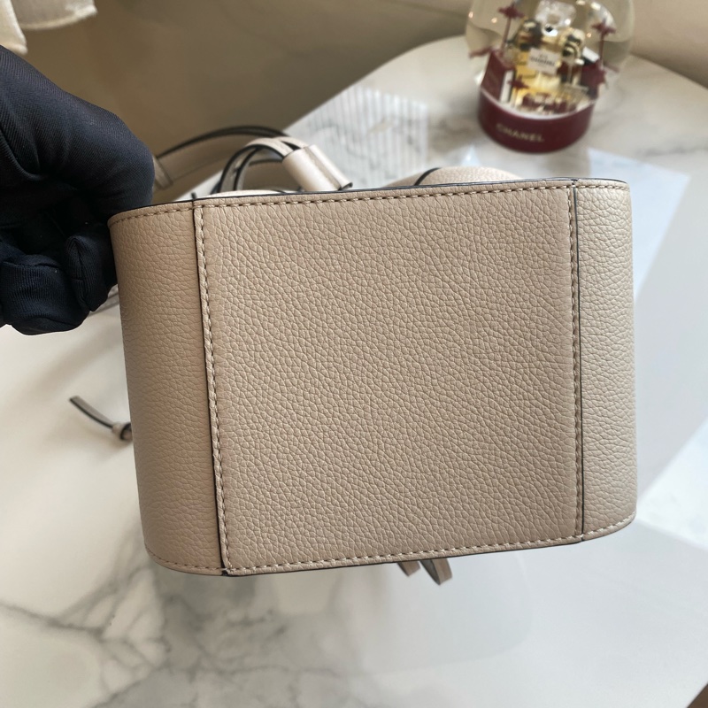 Loewe 浮雕字謎水桶包 Hammock吊床包mini 杏色-4