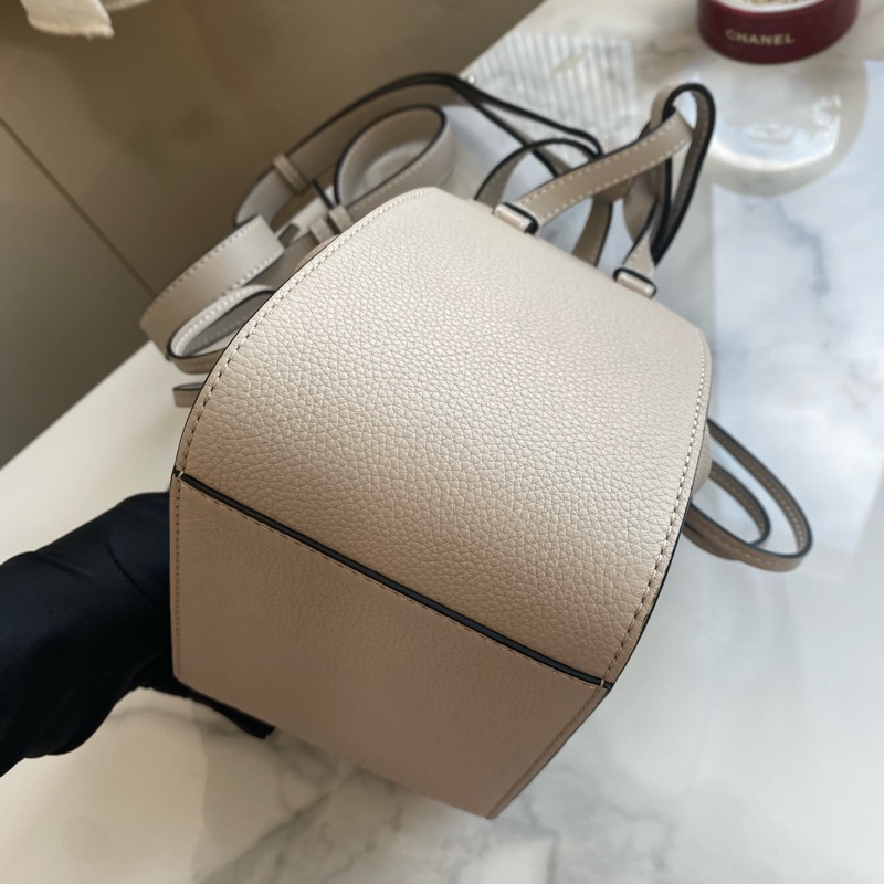 Loewe 浮雕字謎水桶包 Hammock吊床包mini 杏色-5