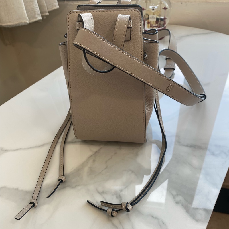 Loewe 浮雕字謎水桶包 Hammock吊床包mini 杏色-7