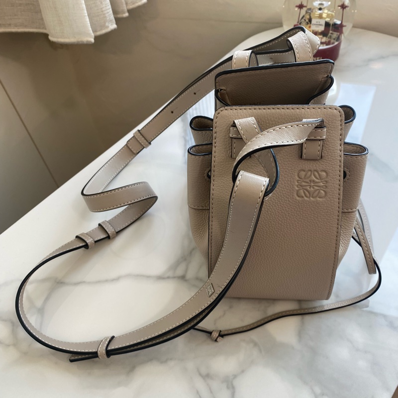 Loewe 浮雕字謎水桶包 Hammock吊床包mini 杏色-8