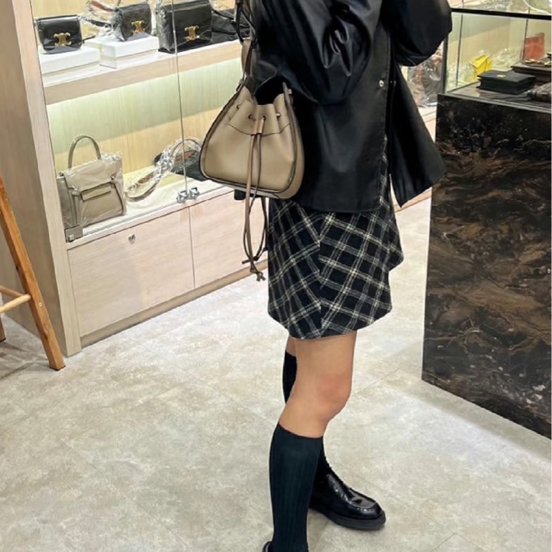 Loewe 浮雕字謎水桶包 Hammock吊床包mini 杏色-9