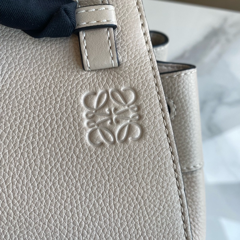 Loewe 浮雕字謎水桶包 Hammock吊床包mini 杏色-11