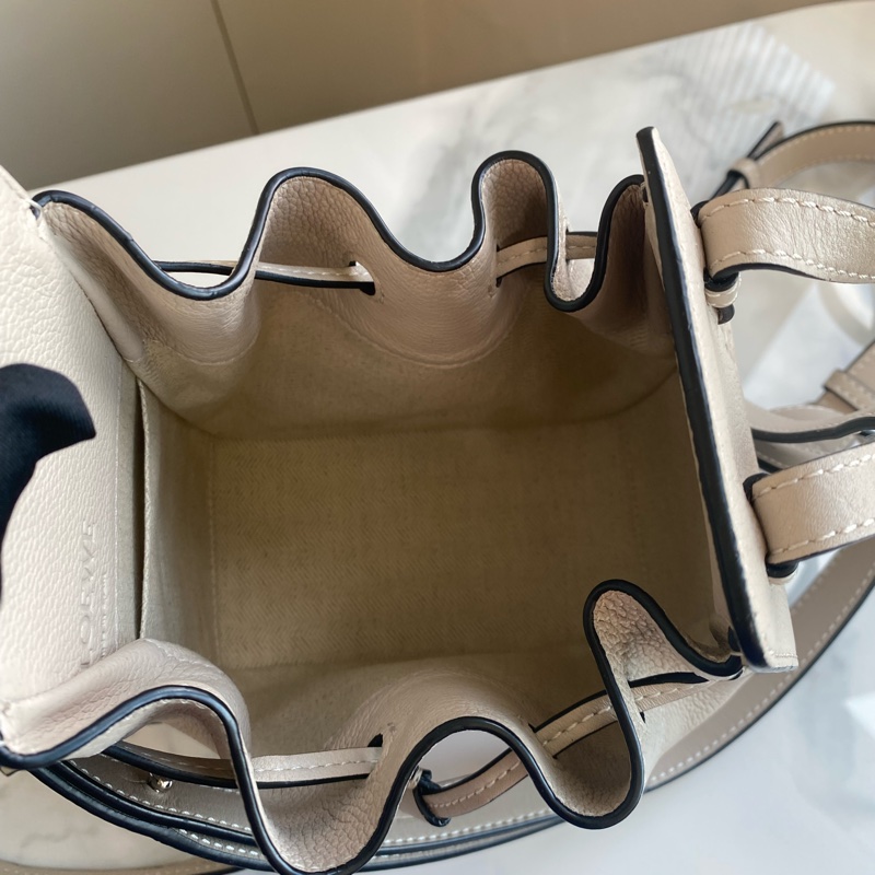 Loewe 浮雕字謎水桶包 Hammock吊床包mini 杏色-13