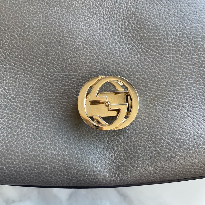 Gucci 大象灰風琴包 荔枝紋郵差包 中號-16