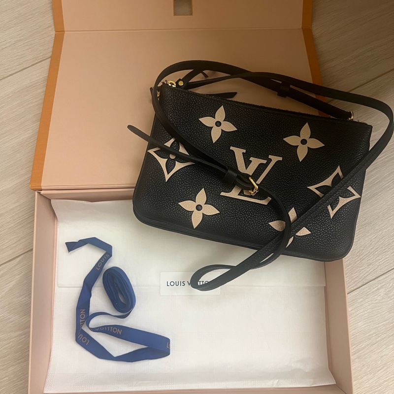 Louis Vuitton M80787 經典Double Zip Pochette系列經典Mon-1
