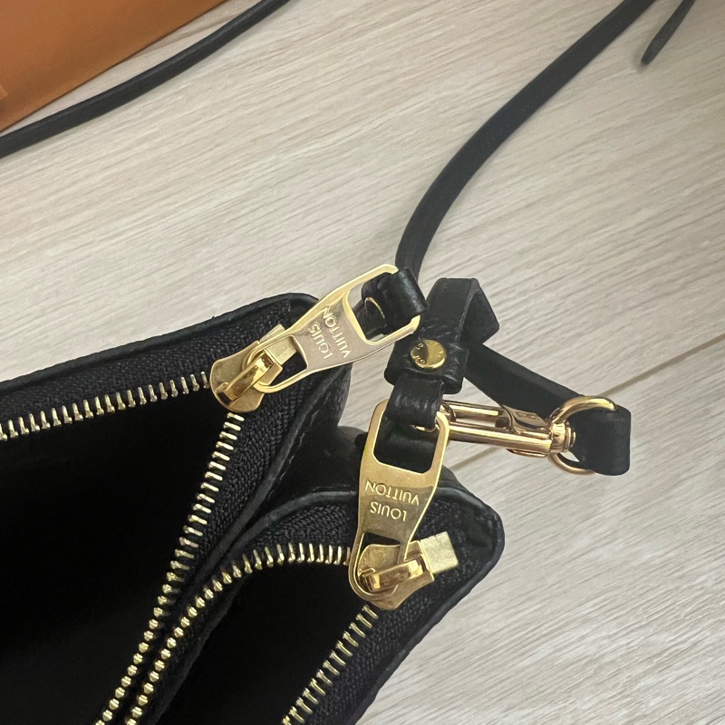 Louis Vuitton M80787 經典Double Zip Pochette系列經典Mon-3