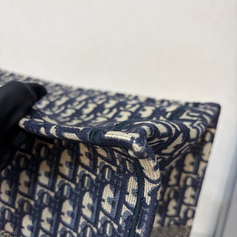 DIOR M1286 米棕色和藍色 Dior Oblique 刺繡 Book Tote 大型托特包-10