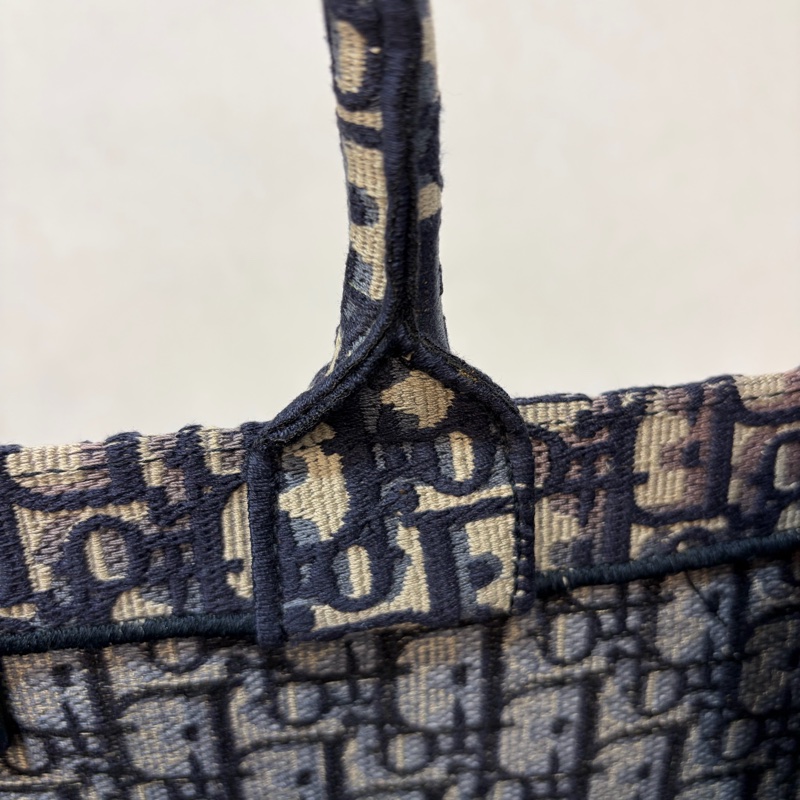 DIOR M1286 米棕色和藍色 Dior Oblique 刺繡 Book Tote 大型托特包-25