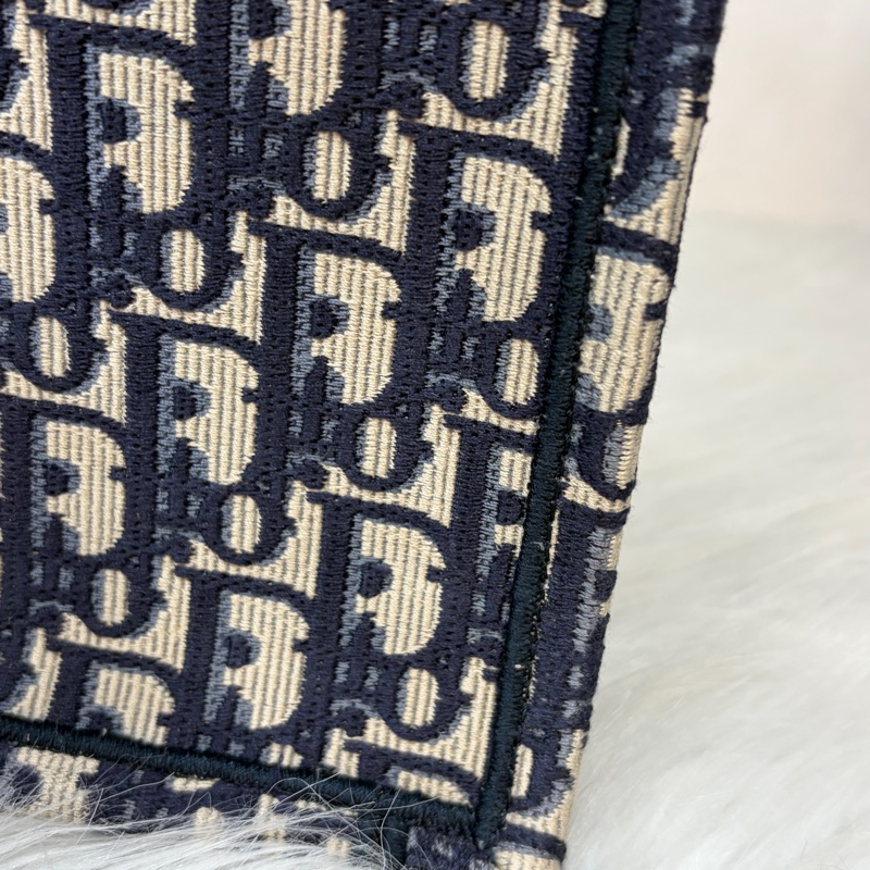 DIOR M1286 米棕色和藍色 Dior Oblique 刺繡 Book Tote 大型托特包-43