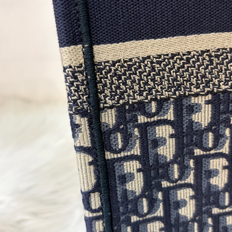 DIOR M1286 米棕色和藍色 Dior Oblique 刺繡 Book Tote 大型托特包-46