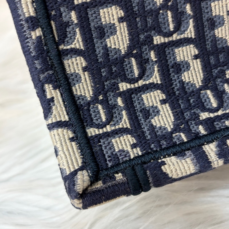 DIOR M1286 米棕色和藍色 Dior Oblique 刺繡 Book Tote 大型托特包-47