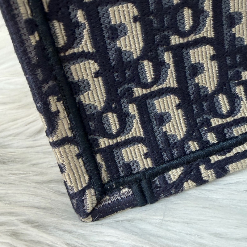DIOR M1286 米棕色和藍色 Dior Oblique 刺繡 Book Tote 大型托特包-49