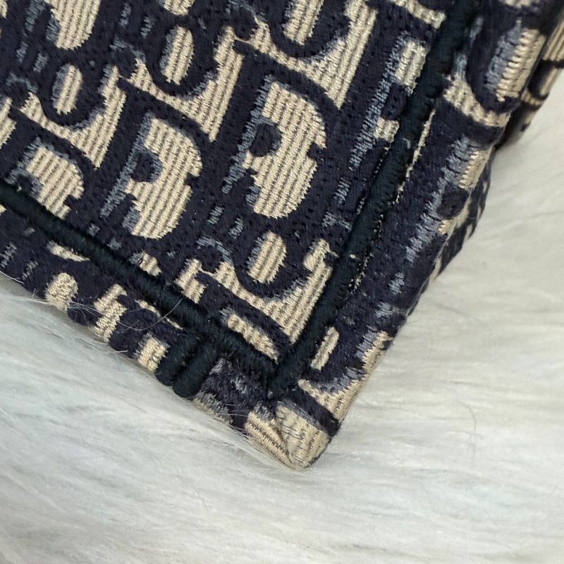 DIOR M1286 米棕色和藍色 Dior Oblique 刺繡 Book Tote 大型托特包-50