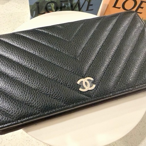 Chanel經典山形紋對開長夾