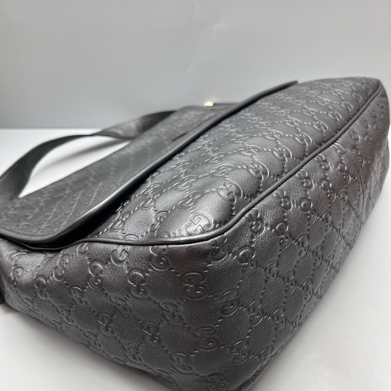 GUCCI古馳 黑色壓花翻蓋郵差包 尺寸36*30-3