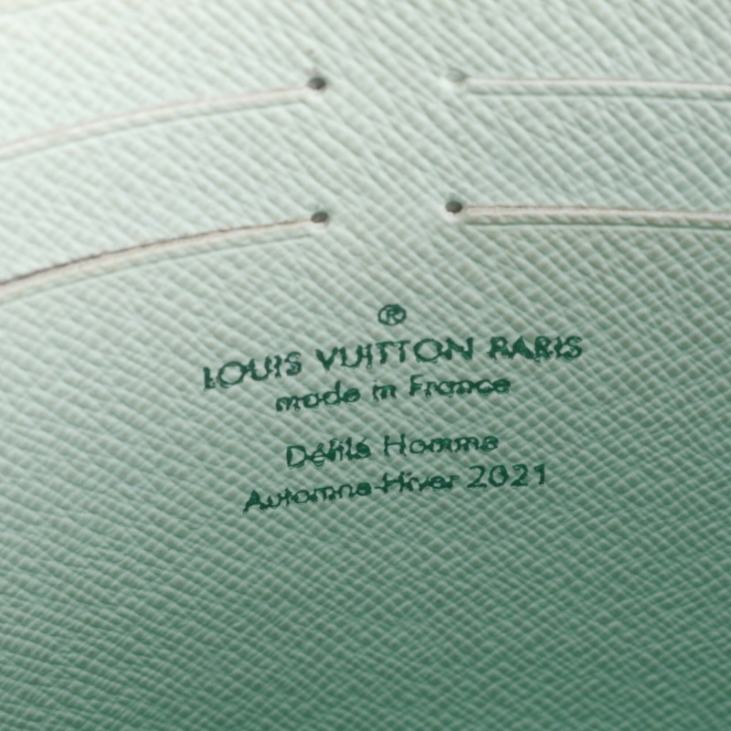成色極佳的 Louis Vuitton Everyday LV Pochette Voyage MM M80803 男士真皮手拿包,帶 RFID 防盜功能-6