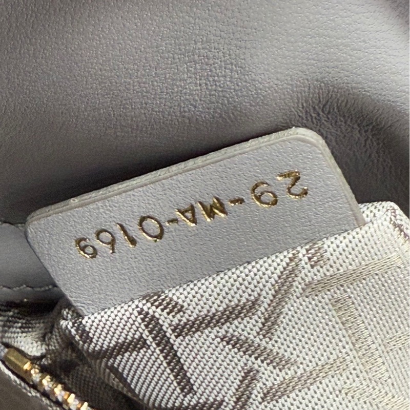 Dior 迪奧 戴妃 四格 大象灰 徽章 肩帶款 手提包 少一個徽章 尺寸:20×18c-7