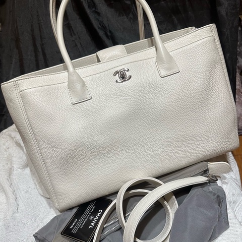 CHANEL香奈兒白色奶昔白銀扣cerf中號 19開 原裝肩帶 內袋 身份卡