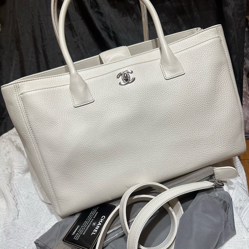 CHANEL香奈兒白色奶昔白銀扣cerf中號 19開 原裝肩帶 內袋 身份卡-0